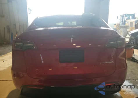 2024 Tesla Model Y z USA, uszkodzony, nr VIN 7SAYGDEEXRF191812